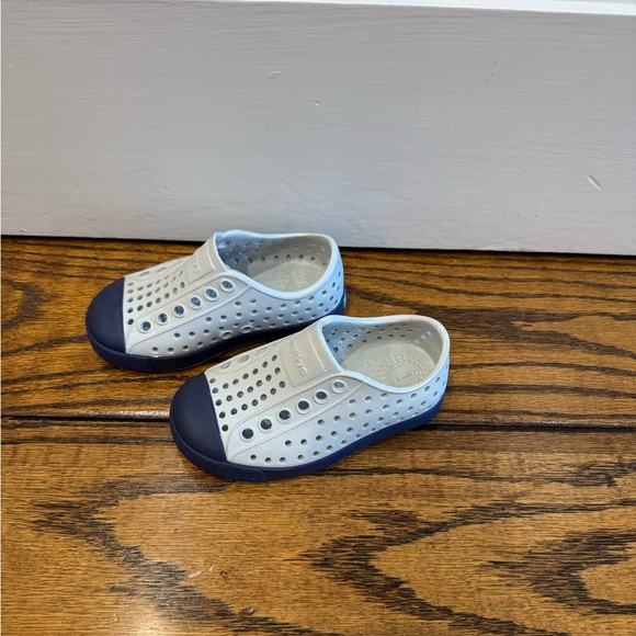 NWOT Toddler Boys Native Shoes Size 5 - Picture 3 of 8